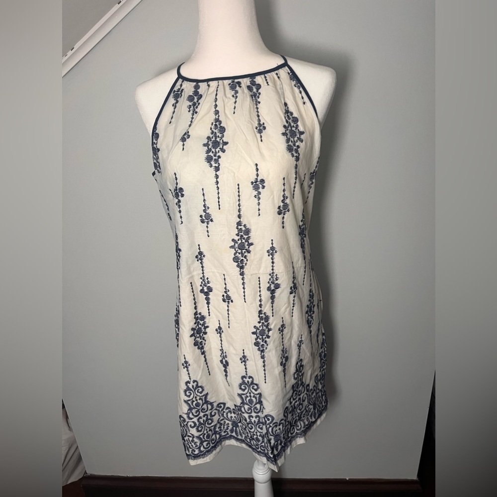 Just Taylor 10 women's white knee length sleeveless dress with blue embroidery